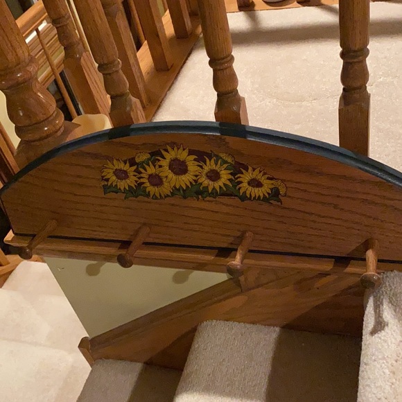 Wood wall coat rack-4 hooks hand carved daisies - Picture 2 of 12